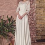 Abito da sposa matrimonio civile invernale con maniche tre quarti di tulle con applicazioni di pizzo e decorazioni di perline