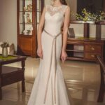 Vestido de novia para fìsico a forma de pera estilo sirena confeccionado en encaje con cinturón decorado con pedrería brillante
