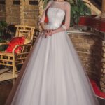 Vestido de desfile novia 2021 realizado en tul semitransparente en el busto y decorado con encaje y perlas, falda amplia de tul