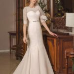 Colección nupcial 2021, elegante vestido de novia estilo sirena con medias mangas y cinturón decorado con pedrerìa