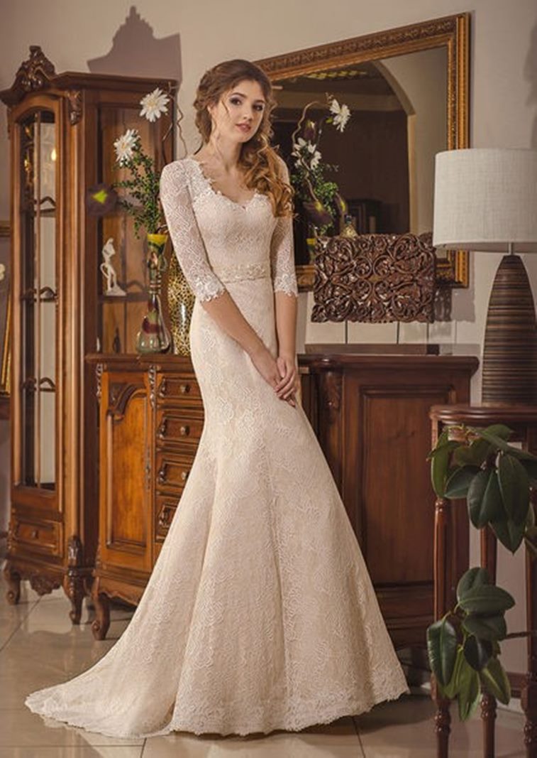 Elegante y romántico vestido de novia estilo sirena de encaje con manga  tres cuartos, escote en V y cinturón decorado