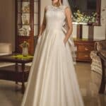 Rompe las reglas y destacate llevando un vestido de novia con bolsillos confeccionado de encaje el corpiño y en satèn la falda