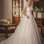 Vestido de novia clásico para boda en la iglesia de corte A a la venta online de la colección nupcial 2021