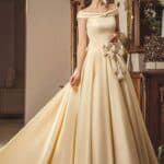 Vestito da sposa colore champagne semplice stile A line con spalline cadenti fatto in raso