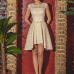 Vestito da sposa corto asimmetrico fatto in pizzo con fodera di raso, maniche corte, e cintura con fiocco decorativo