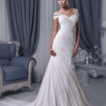 Particular vestido de novia corte sirena con escote corazón confeccionado en encaje y tul con tirantes y preciosa cola watteau