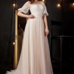 Vestido de novia estilo vintage en tul color marfil con hombros descubiertos y manga corta abullonada