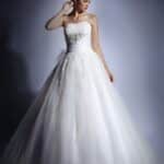 Elegant tulle wedding dress with a sweetheart neckline, draped bodice and internal bra, decorated with lace appliqués, rhinestones and beads