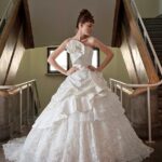 Abito da sposa molto particolare, corpetto dallo scollo dritto decorato con un gran fiore di stoffa
