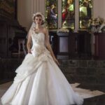 Enola reune refinamiento y belleza, dando vida a un vestido que hará realidad tu sueño de princesa.