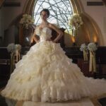 Espectacular vestido con bustier de escote corazón y delicado satèn decorado con encaje color crema y una flor de tela