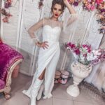 Vestido refinado con busto de escote corazón cubierto por un bolero con mangas abullonadas en tul decorado con perlas