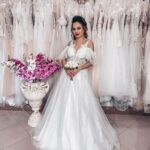 Vestido de novia de corte A con tirantes caídos, busto de encaje con escote en V y sujetador interno