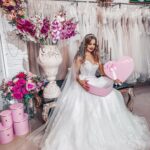 Vestido de novia muy sencillo para boda civil, un look nupcial joven y ligero salpicado de una explosión de flores texturizadas