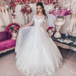 Espectacular vestido de novia con delicados bordados que embellecen el corpiño, la parte superior y el bajo de la falda