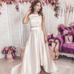 The wedding dress can also be short, asymmetrical and chic, like this model that looks like it came out of a high fashion catwalk