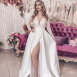 L’eleganza ispira questo sensazionale modello di abito da sposa con maniche lunghe aderenti