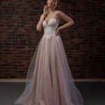 Wedding dress with powder pink tulle skirt, embellished with a tight lace bodice with a sweetheart neckline, internal bra