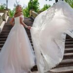 Abito da sposa donne formose molto romantico che presenta una silhouette A line e un corpetto con scollo a cuore aderente in pizzo