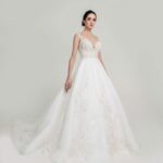 Dress for the classic and sophisticated bride with V-neckline and thin straps, made of satin and tulle embellished with lace embroidery
