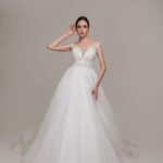 Abito stile principesco disegnato con un corpino in pizzo macramè e paillettes