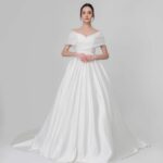 Precioso vestido de novia princesa con escote pronunciado realizado en tafetán, vestido de estilo moderno y clásico con falda amplia