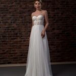 Classico ed intramontabile abito da sposa con corpino sinuoso dallo scollo a cuore in pizzo e gonna morbida in raso seta e tulle