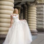 Con escote corazón, tirantes caídos, transparencias y pedrería este vestido de novia es perfecto para mujeres de baja estatura y caderas anchas que buscan el estilo adecuado