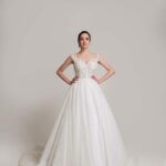 Meraviglioso abito da sposa bianco con ricami tridimensionali di pizzo sul corpetto e sulle spalline che sono un sogno
