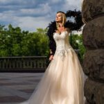 Stile classical chic per questo meraviglioso abito da sposa over size con bustino in pizzo interamente ricamato a mano