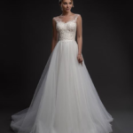 A true masterpiece this simple and romantic wedding dress, this dress model has class to spare! V-neck bustier