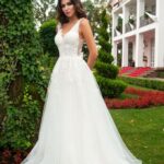Traje de novia de corte A confeccionado en tul y encaje, el corpiño de elegante cuello a V está adornado con diminutas perlas