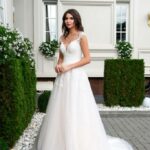 Vestido de novia glorioso para todas las edades con favorecedora silueta fit & flare con amplio escote a V y tirantes de encaje