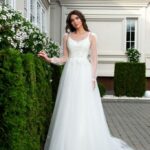 Romántico vestido de novia en tul suave con aplicaciones florales bordadas, estilo corte A con manga larga
