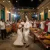 Bodas en Cuba con banquete, música en vivo y pareja bailando en patio colonial.