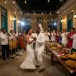 Bodas en Cuba con banquete, música en vivo y pareja bailando en patio colonial.