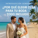 “Pareja de novios en la playa de Cuba al atardecer, rodeados de palmeras y mar turquesa, con texto promocional: ¿Por qué elegir Cuba para tu boda todo incluido?”