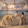 Boda en la playa de Varadero al atardecer, pareja de novios caminando sobre la arena blanca, decoración elegante y ambiente romántico en Cuba
