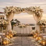Boda elegante en el Club Habana con ceremonia al aire libre frente al mar, decoración marfil y dorado, sillas blancas y arco floral al atardecer, La Habana, Cuba 2026
